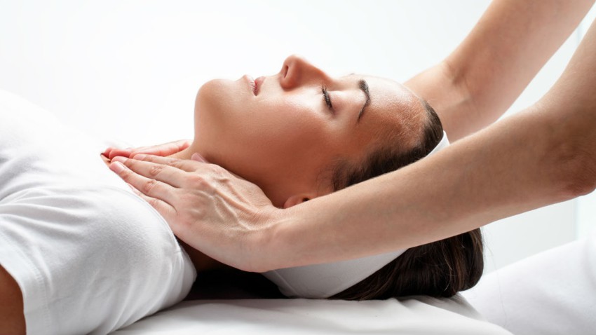Séance de Reiki, mains posées en douceur